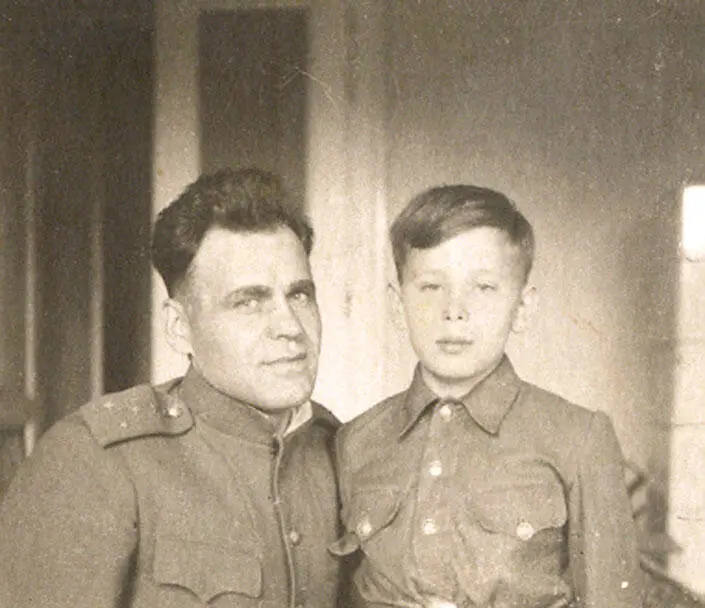 МоравскаяОстрава 1944 год Мой отец Анатолий Евстафьевич Дудко и я Виктор - фото 19