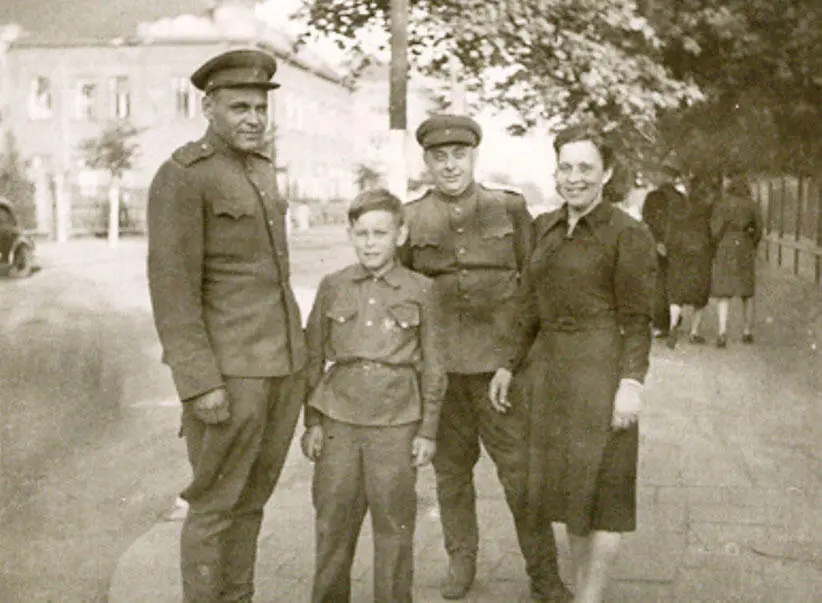 Моравская Острава 1944 год На фотографии слева мой отец Анатолий - фото 20