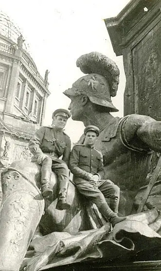 Мой отец в Берлине На фотографии он слева Мой отец в Белине Он - фото 22