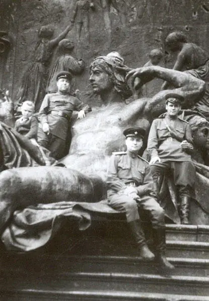 Мой отец в Белине Он стоит справа На фотографии в нижнем ряду - фото 23