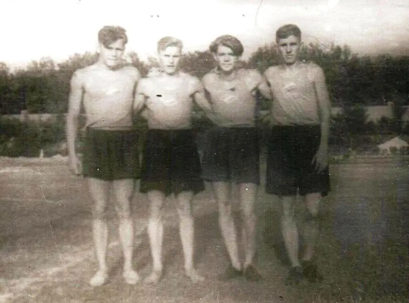 На фотографии Виктор крайний слева Спортом я стал заниматься в городе - фото 27