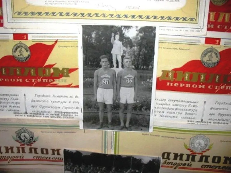 Я и Хакимов на стадионе в Ленинграде 1950 г на фоне моих грамот Когда мне - фото 39