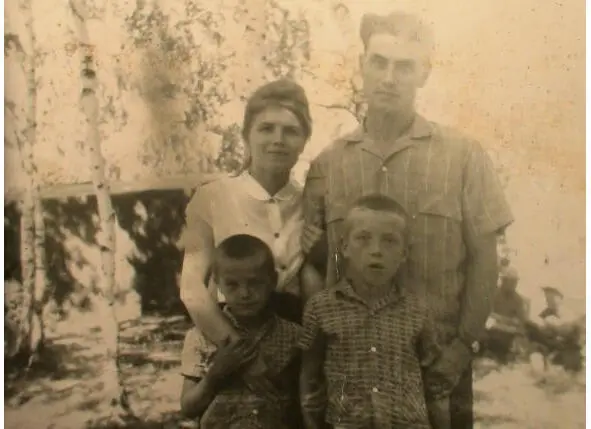 1966 год село Косиха Я справа с Братом Толей и нашими РОДИТЕЛЯМИ на - фото 2
