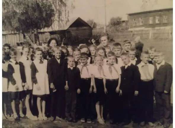 1968 год Валентина Сергеевна справа я второй справа во втором ряду друг - фото 3