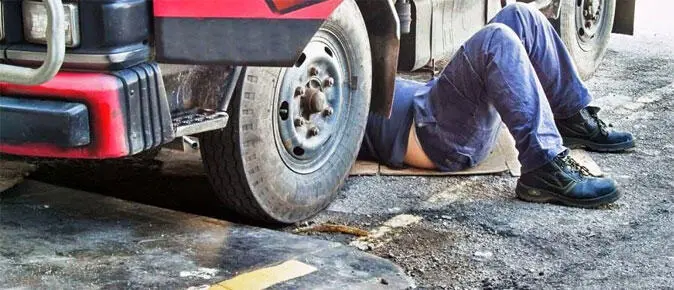 dromru На одной из центральных улиц Харькова Макаровец лежал под машиной и - фото 30