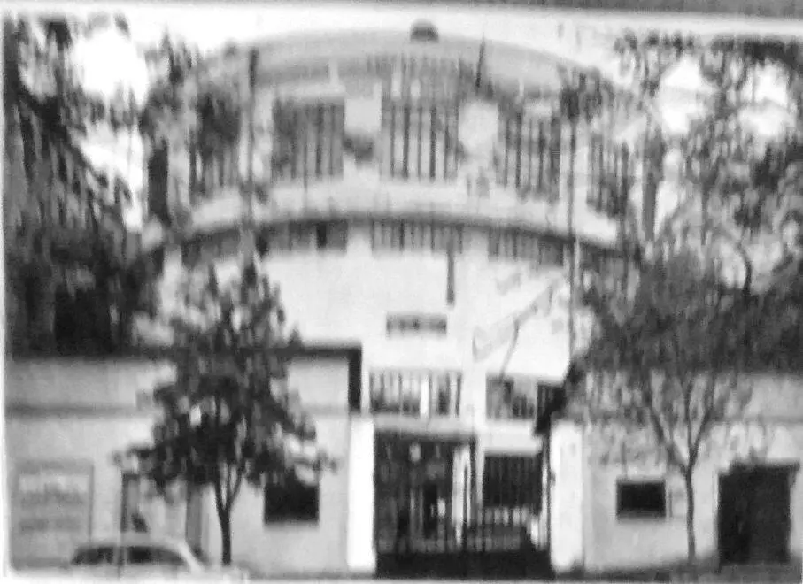Крайний правый угол фотографии Это верхний ряд с фотографиями преподавателей С - фото 17