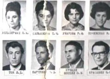 Внизу второй слева Картушин Валя Он жил этажом ниже нас в доме рядом с - фото 24