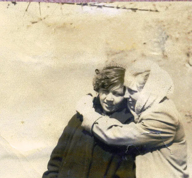 А вот теперь присмотритесь к этой фотографии внимательнее Над головой Фени - фото 11