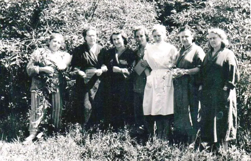 На фотографии больные на прогулке в старом Угрешском саду Я Ираида - фото 13