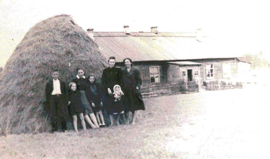 На этой фотографии наша семья кроме бабуси с приехавшими к нам в гости - фото 14