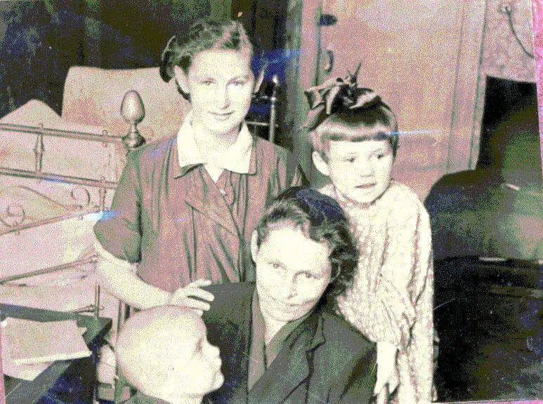 На фотографии Анна Сергеевна Кулинич её младшая дочка Эллочка и дети Талки - фото 24