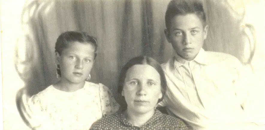 Милочка и Борис с мамой Ниной Николаевной Степановой В Вельяминово в нашей - фото 25