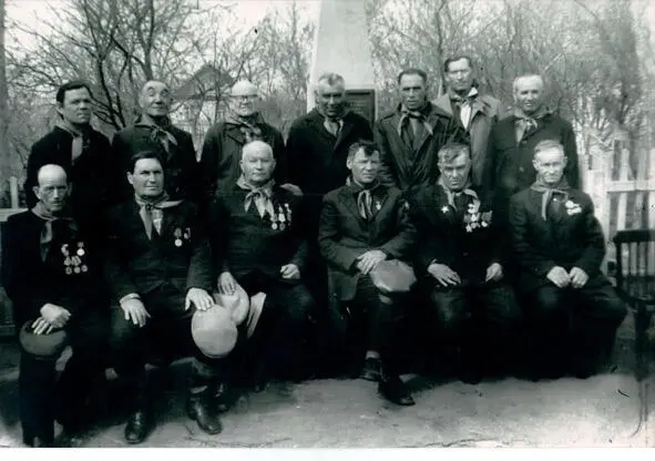 На этом снимке из 70х годов ветераны Великой Отечественной войны из с - фото 1