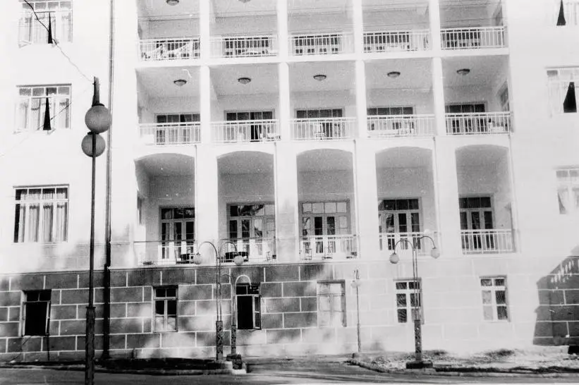 Это корпус пансионата в котором мы провели свой отпуск в МАХИНДЖАУРЕ в 1961 - фото 4