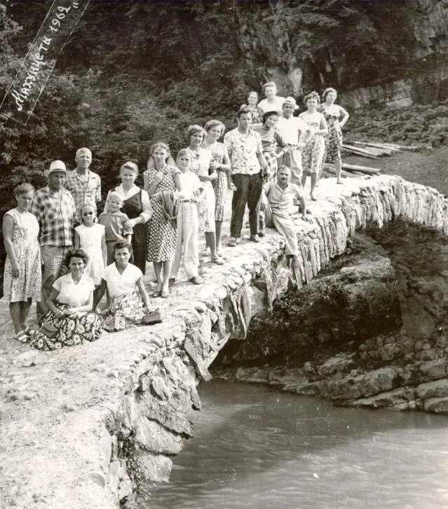 Виктора на фотографии легко узнать по чёрным брюкам Водопад был высоко в - фото 29
