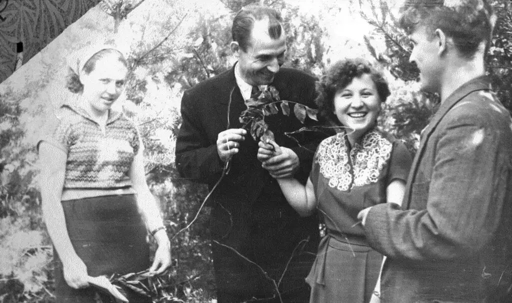 На снимке я ИРАИДА и ДИНА БАСТРЫГИНА с инженерами ТЭЦ22 Снимок 1957 года - фото 38