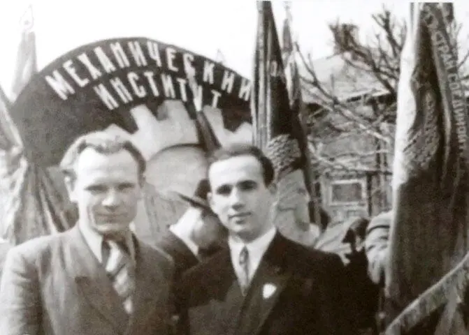 Николай Макаровец на Первомайской демонстрации 1958 год Бывшие однокашники Коли - фото 24