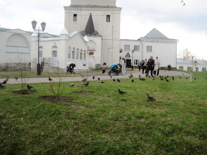Дорога ведёт к входу в монастырь Видна дверь в трапезную Слева видны окна - фото 83