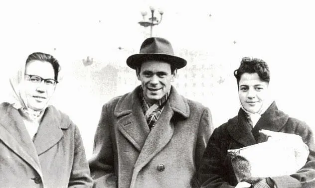 На фотографии я Ираида Виктор и моя сестрёнка Милочка ВСПОМИНАЕТ ИРАИДА - фото 2