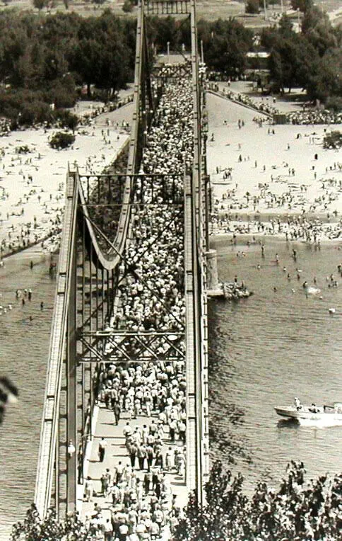 На фотографии Старый Киев Пешеходный мост 1960 год В свободное время как - фото 6