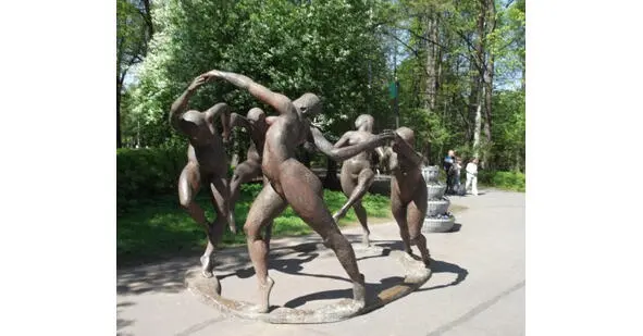 В Елагинском парке Петербурга Хоровод Жить одной душой со своим народом это - фото 1