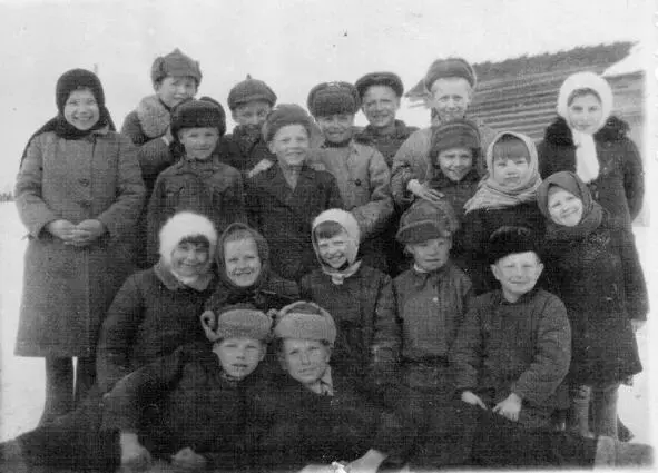 Дети войны Ребятишки из деревни Судилово Люся первая справа 1947 г В этот - фото 14