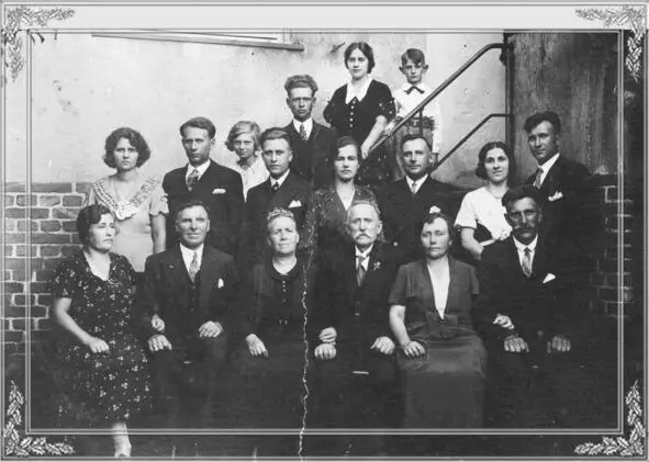 Семейство Шульц В центре родители Ванды Шульцендорф 30е годы У этих людей - фото 1