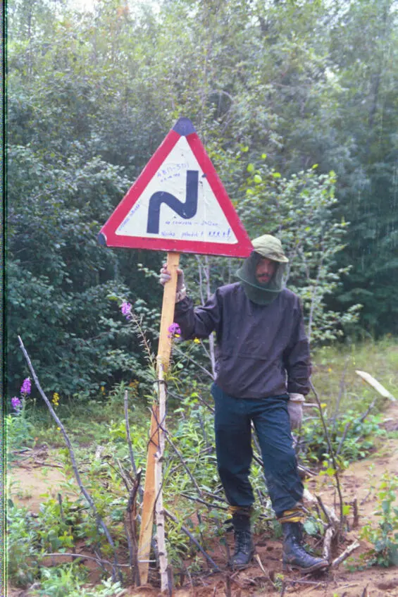 Антон Кротов на маршруте дорожный знак для зимника Несколькими днями позже - фото 2