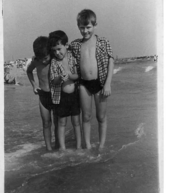 Я и братья в Сочи 1963г А в 1966 мы уже летели на самолете Из Питера в Москву - фото 5
