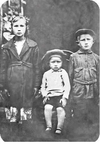 Справа налево Сергей Новиков брат Александр сестра Нина Помню когда он - фото 4