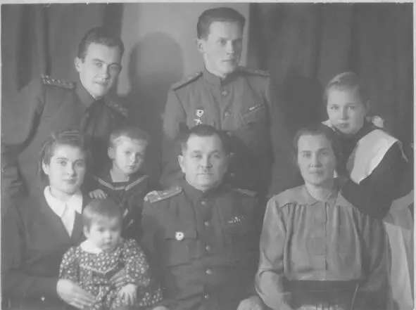 Семья Майоровых и Тарелкиных Нина в школьном фартукеФото из семейного архива - фото 9