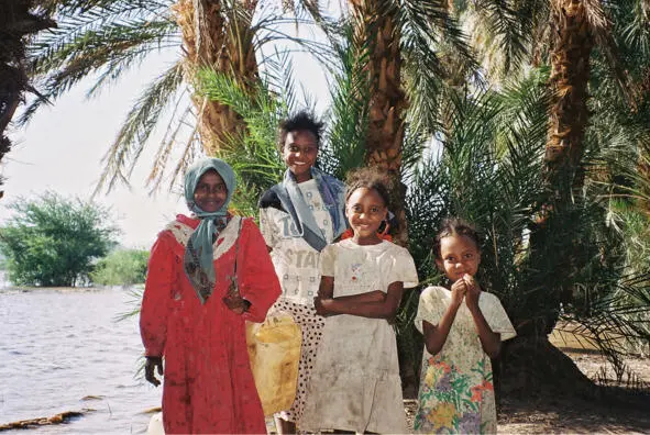 Девочки в Судане возле Нила В любой деревне можно было поставить рюкзак и - фото 1