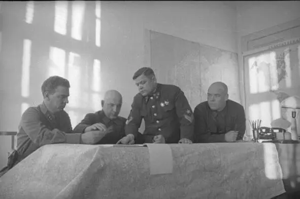 Генерал поворачивается к начальнику Разведотдела штаба армии подполковнику - фото 5