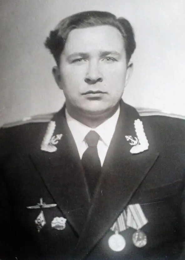 Папа Во время войны отец несколько раз был в своем родном Ленинграде Здесь он - фото 3