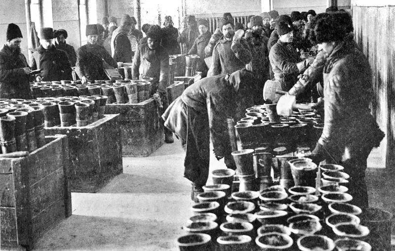 Заливка корпусов снарядов тротилом на заводе взрывчатых веществ 1914 год - фото 13