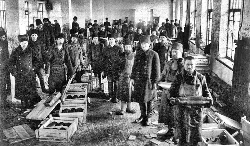 Упаковка снарядов на заводе взрывчатых веществ 1915 год Это был первый - фото 14