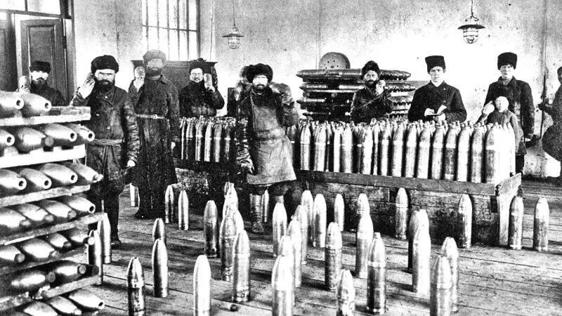 Осмотр снарядов на заводе взрывчатых веществ 1914 год Подготовка корпусов - фото 15