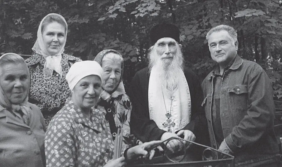 У могилы инока Иоанна Слева направо А И Золотова Л В Пьянкова Монахиня - фото 14