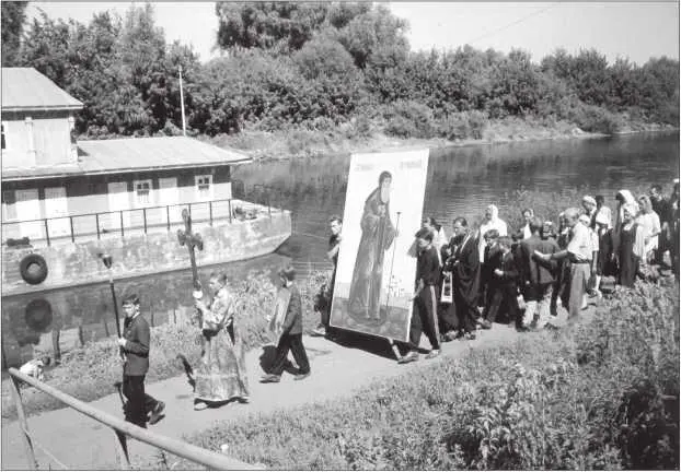 Крестный ход с иконой сет Василия во время летней регаты православного лагеря - фото 4