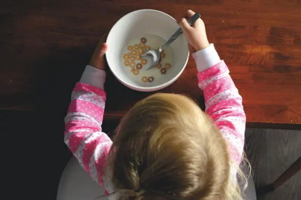 Завтрак Деток милых и хороших на родителей похожих рано утром в детский - фото 1