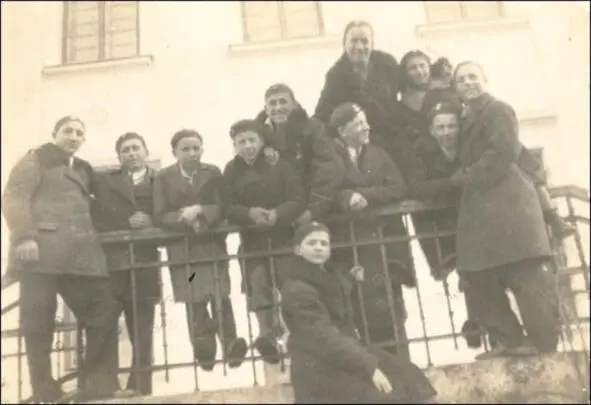 Młodzież przed gmachem Starostwa w Wołożynie marzec 1935r Фото Zbigniew - фото 16