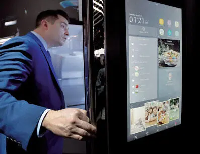 Посетитель CES рассматривает новые умные холодильники Samsung На выставке - фото 3