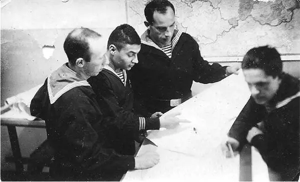 На занятиях в ВВМИУ им Д третий слева Амплеев К В эти июньские дни 1938 года - фото 5