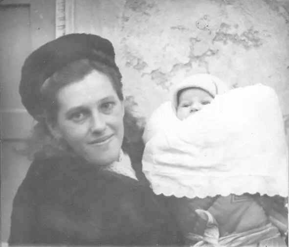 На этой старой фотографии моя мама Савельева Кира Владимировна и я совсем - фото 1
