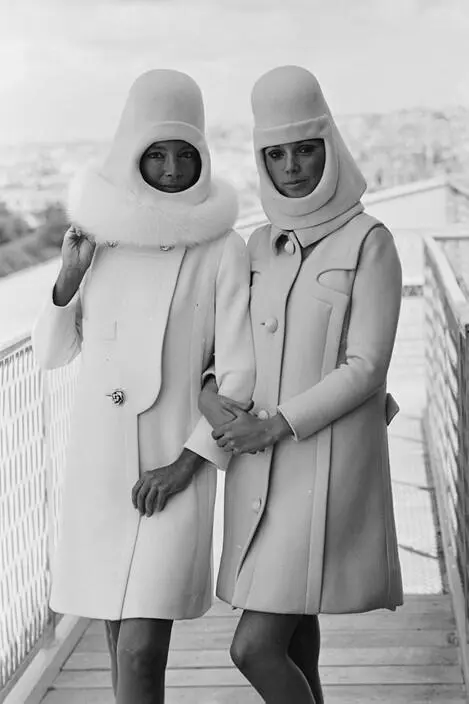 Ил 13 Шляпышлемы из осеннезимней коллекции Пьера Кардена 196667 года в - фото 3