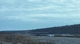 Наконец он кончил осмотр и пошел к самолету Векшин прощался с товарищами - фото 28
