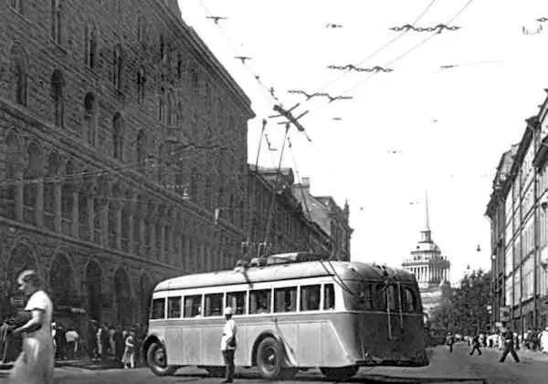 На Невском проспекте около дома Вавельберга Фото 1937 г В советское время - фото 66