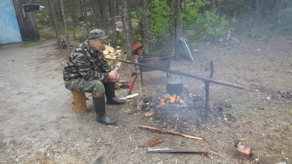 Здесь у Володиного топора треснуло топорище он обвязал красной изолентой что - фото 31