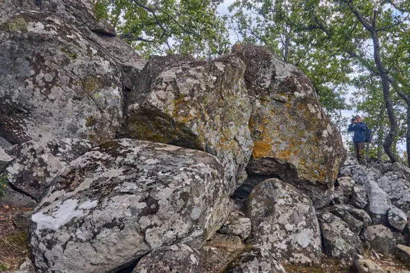 Попетляем в лабиринтах небольшого каменного хаоса Вы также увидите - фото 5