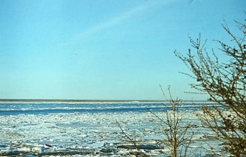 Ледоход на реке Колыма Но у СреднеКолымска лед еще не тронулся Он как - фото 1